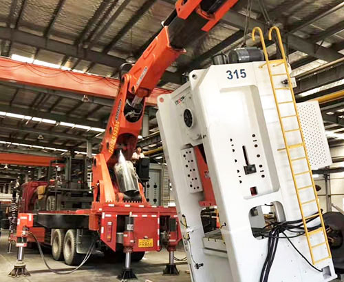 安新县附近随车吊出租，轻松解决运输难题