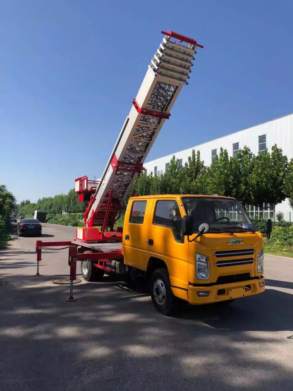 安新县附近的云梯车出租服务：轻松解决高空作业需求